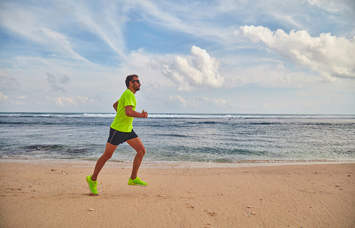 Mann joggt am Strand