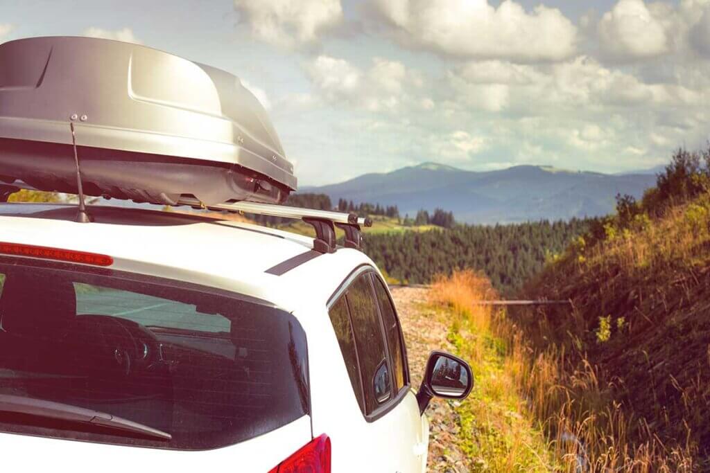 Dachbox auf Auto auf Waldstraße