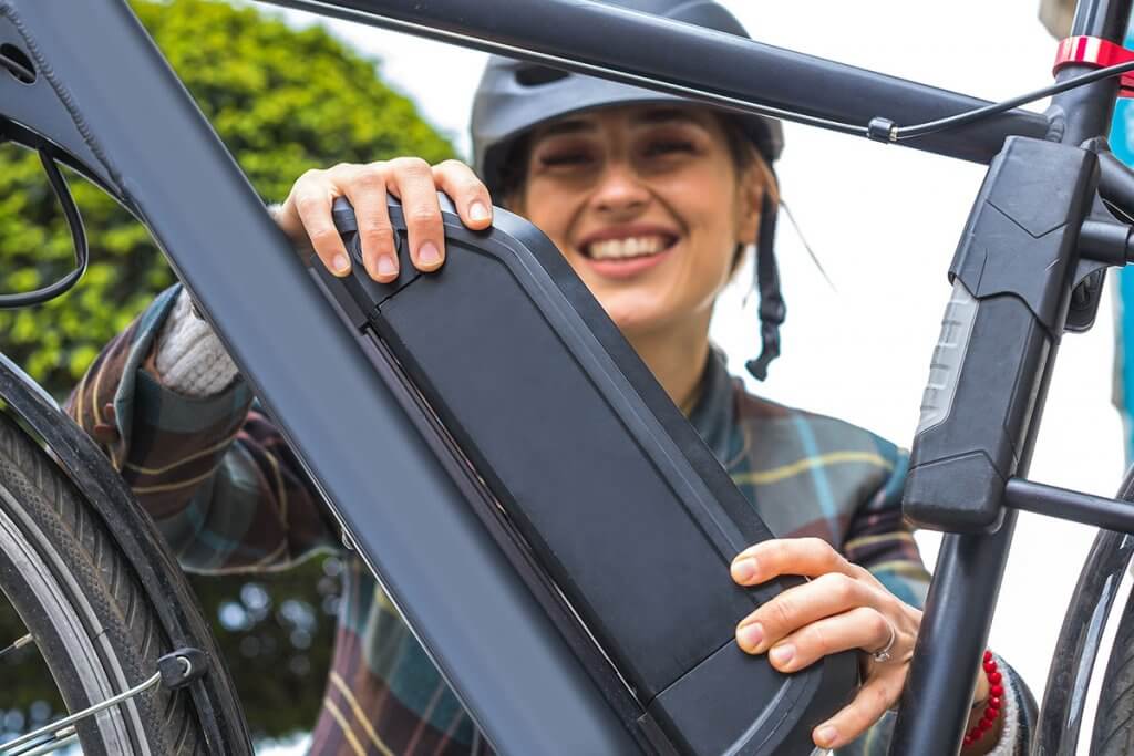 damen_e_bike-batterie_wird_angebracht