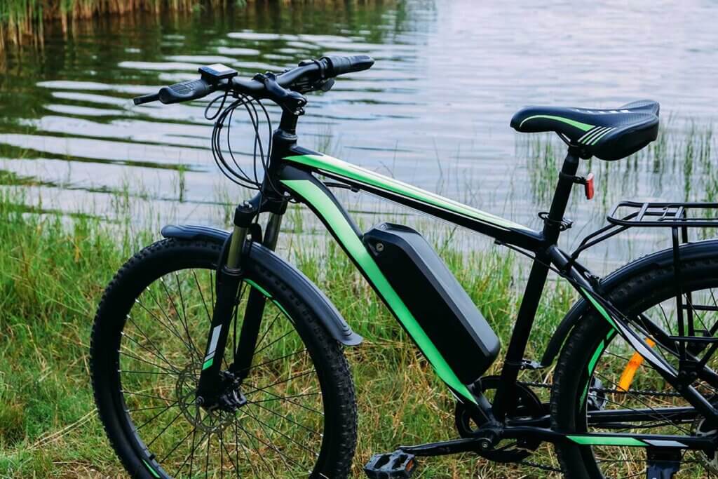 E-Bike im Park vor See