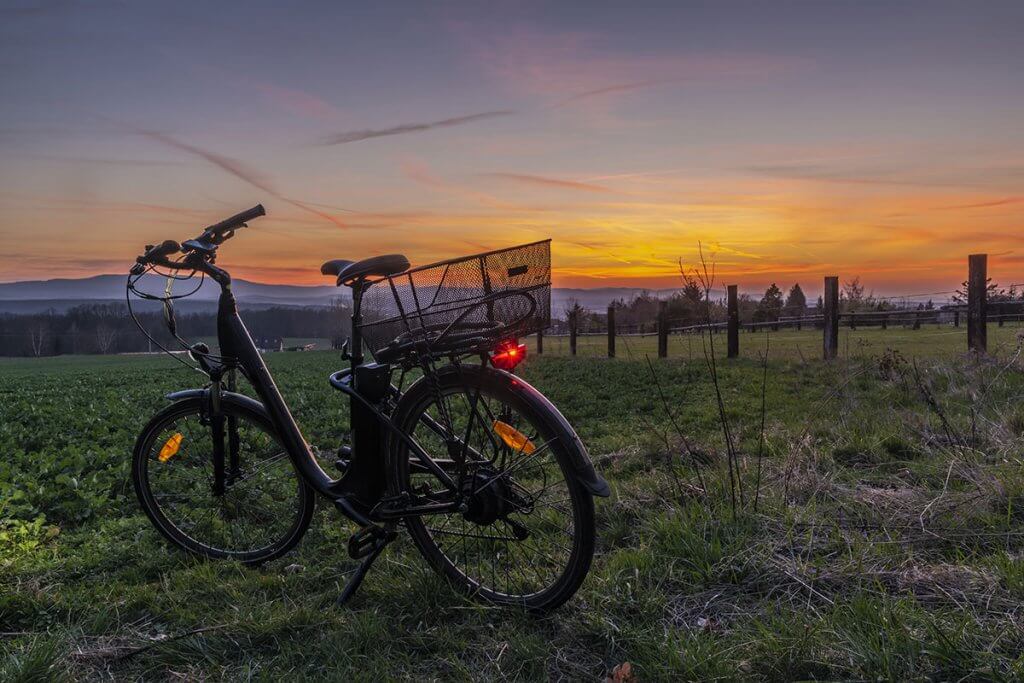damen_e_bike-fahrrad_bei_sonnenuntergang