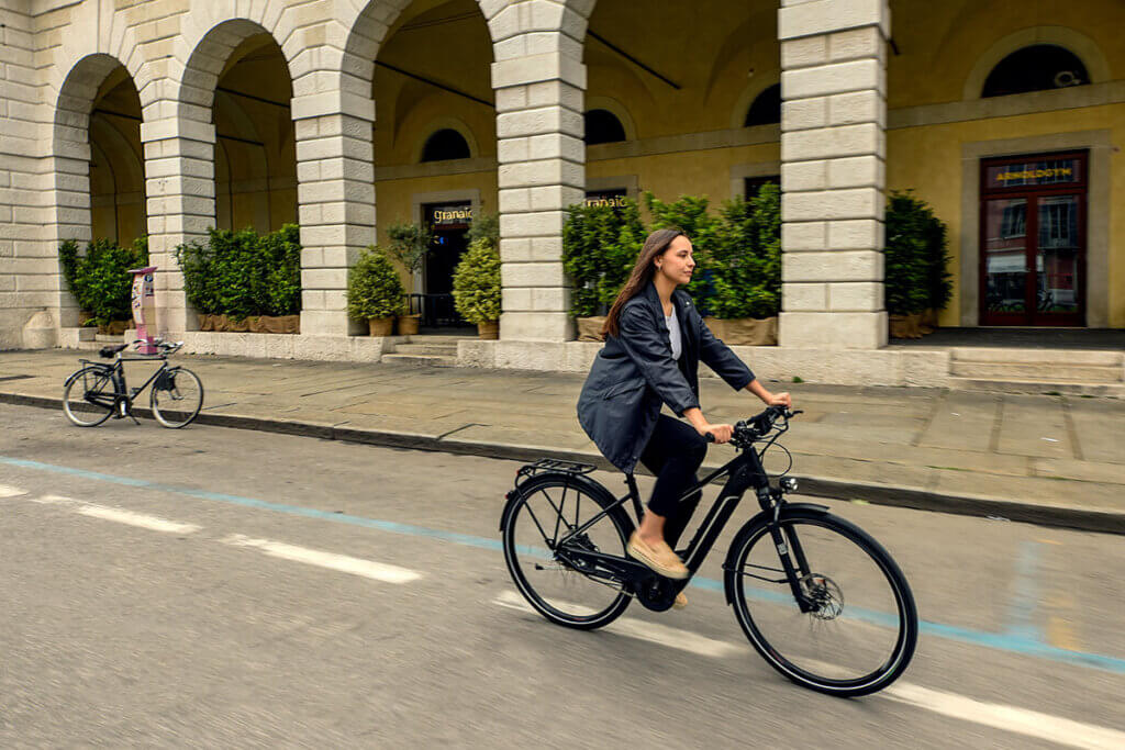 damen_e_bike-frau_faehrt_durch_innenstadt-teaser