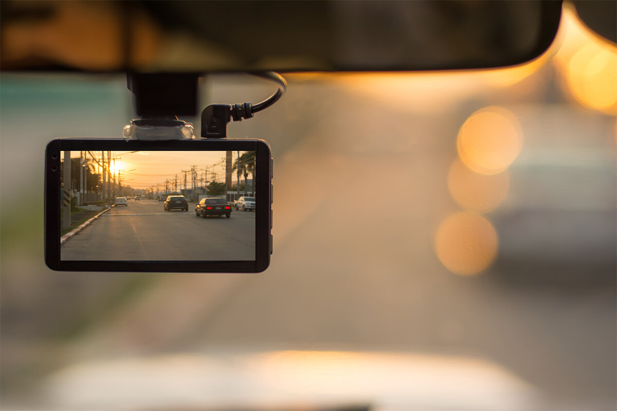 Dashcam zeigt Highway im Sonnenuntergang
