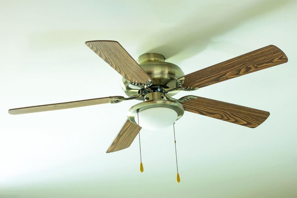 deckenventilator-deckenventilator_aus_holz_der_an_der_decke_haengt