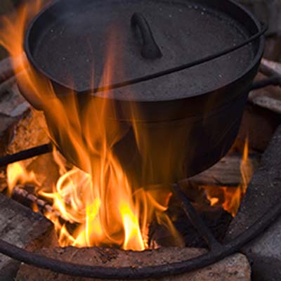 Dutch Oven auf Feuer