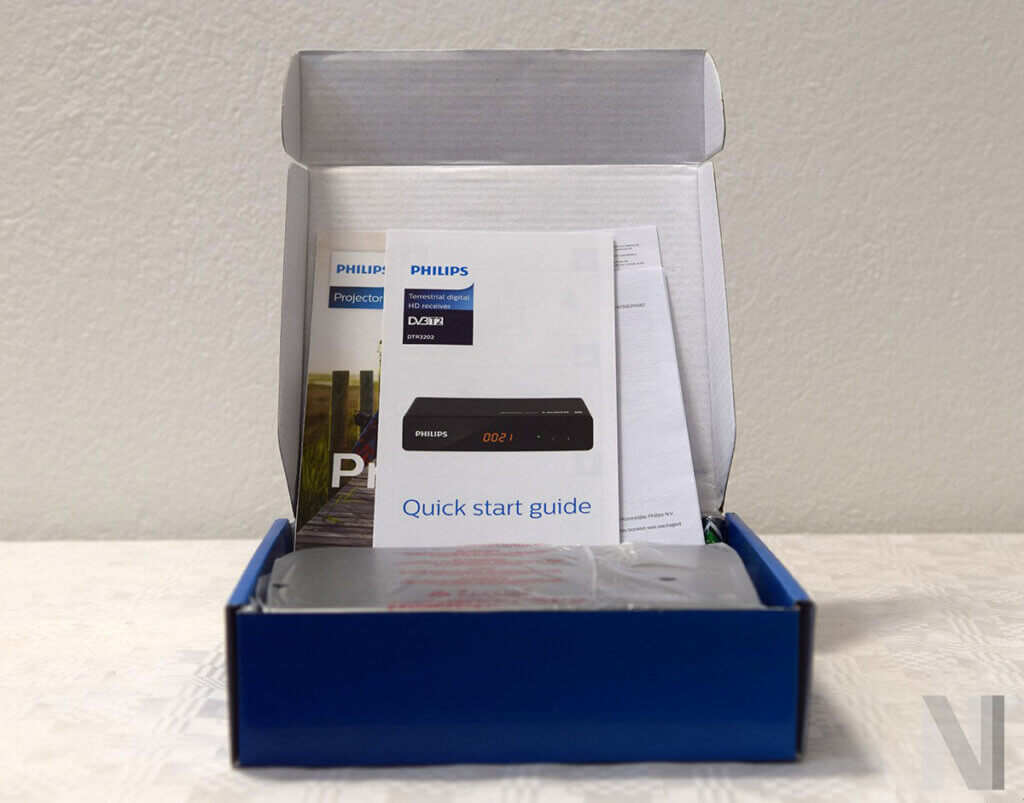 Aufnahme von geöffneter Produktbox mit Fokus auf Quick-Start-Guide. 