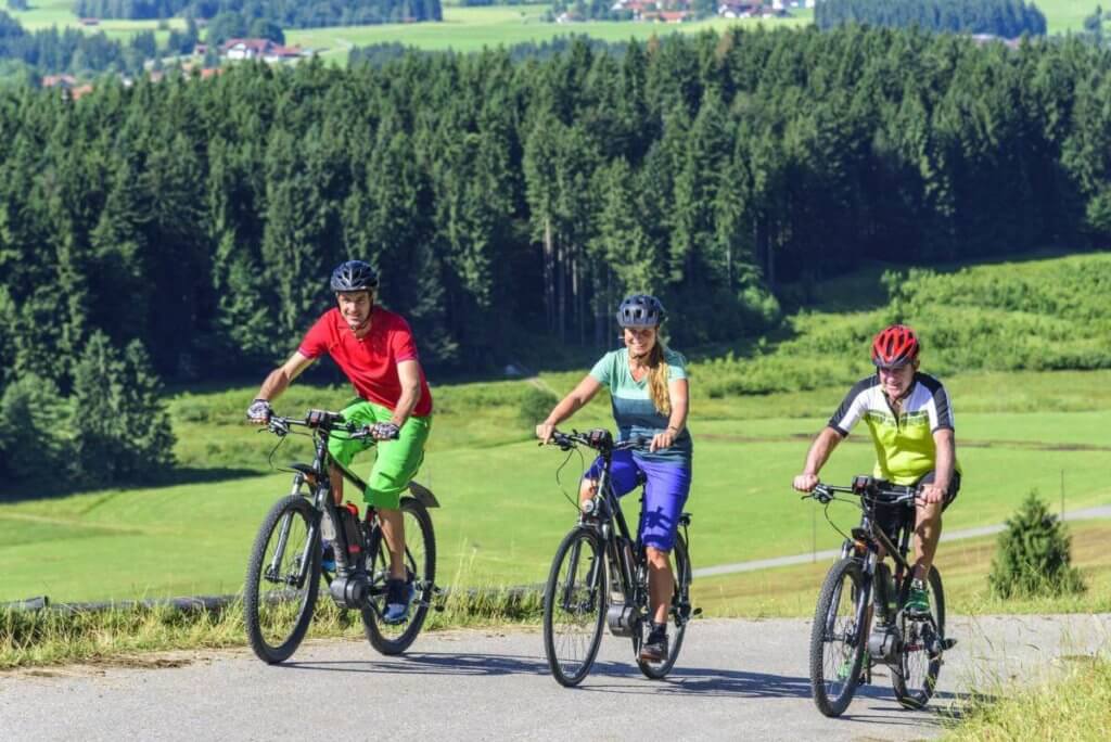 3 Personen fahren bergauf