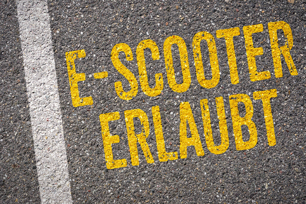 E-Scooter erlaubt Schriftzug auf Asphalt