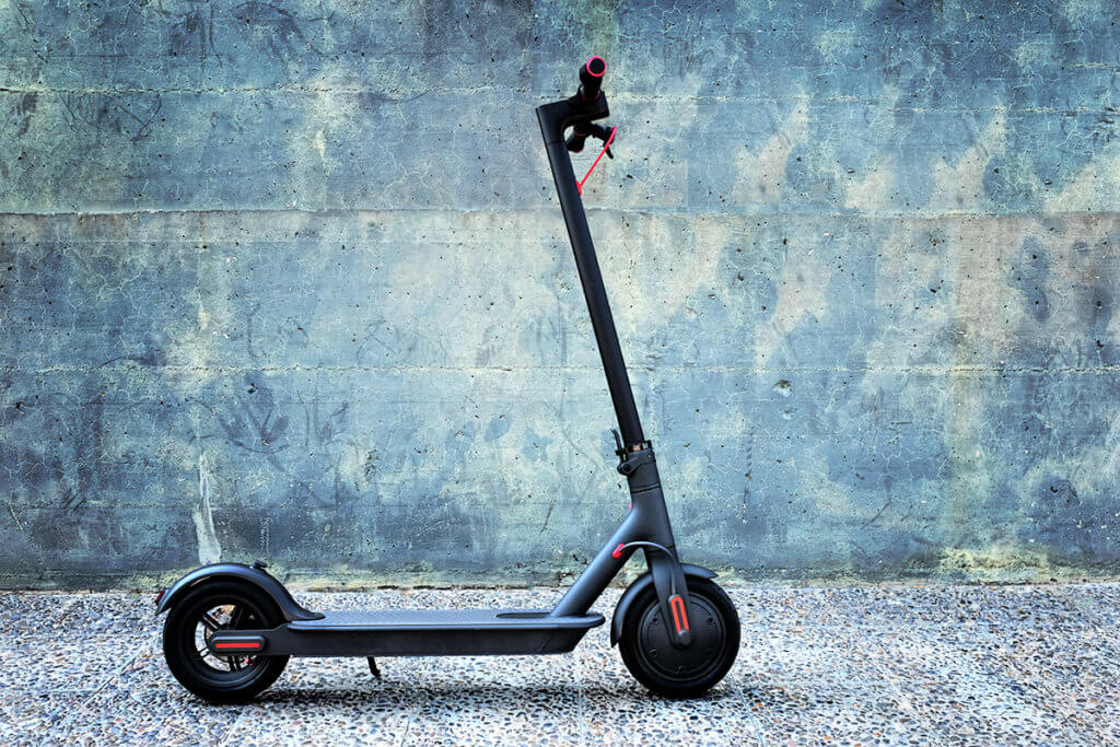 Elektro-Scooter vor einer blaeulichen Wand