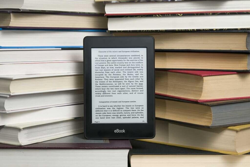 E-Book-Reader vor Bücherstapel