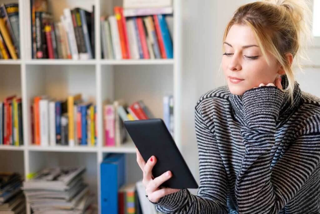 junge Frau liest auf E-Book-Reader
