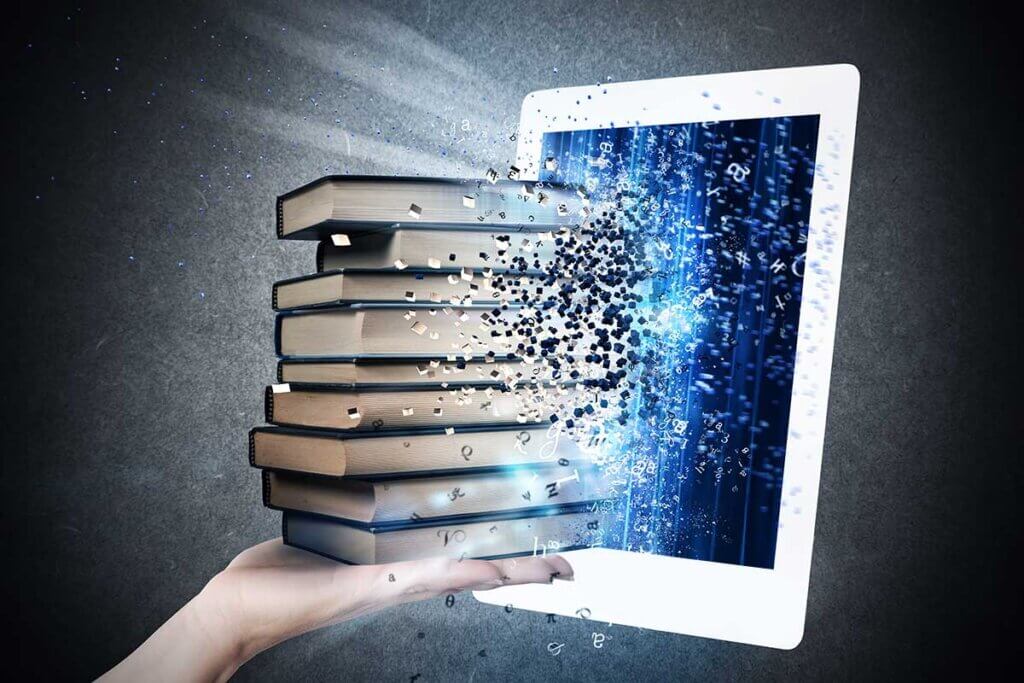 Bücherstapel wird in E-Book-Reader geschoben