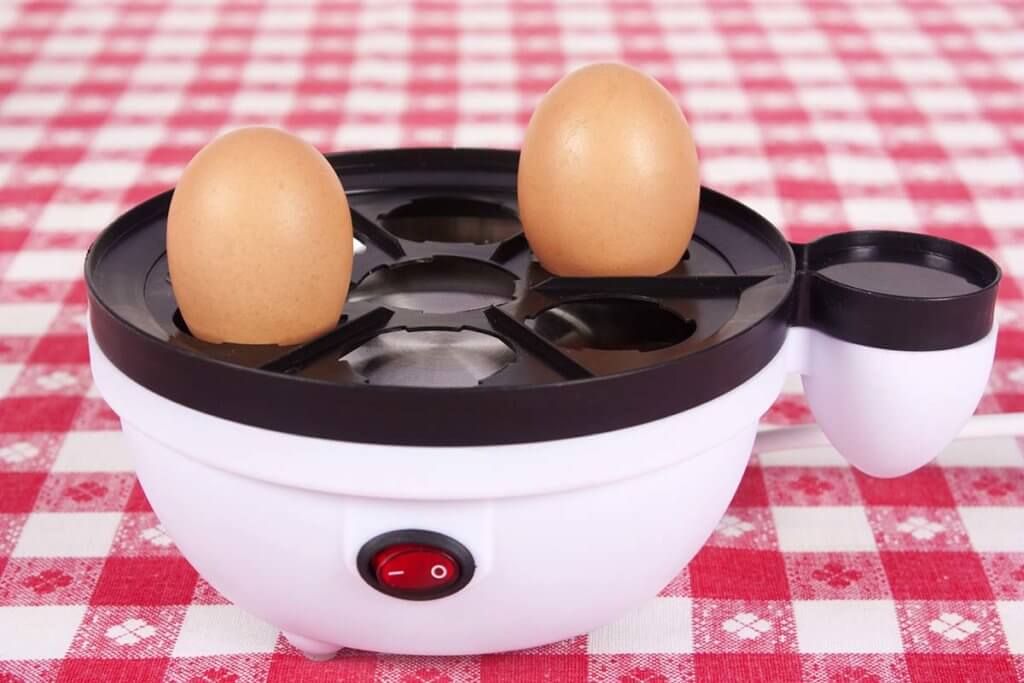 Zwei Eier in einem Eierkocher geöffneter Deckel