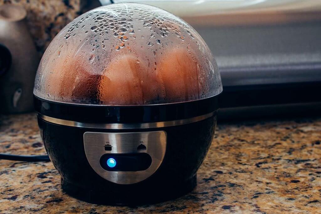 Mehrere Eier kochen in einem Eierkocher