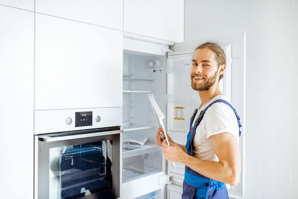 Handwerker bauch Kueche auf