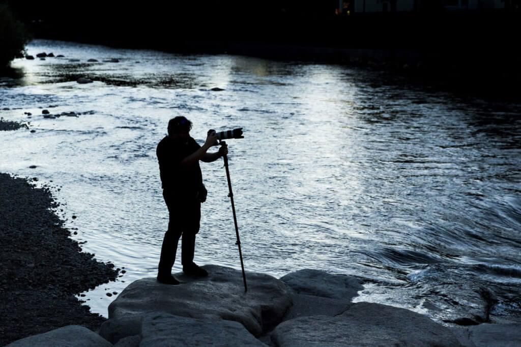 Fotograf an einem Fluss