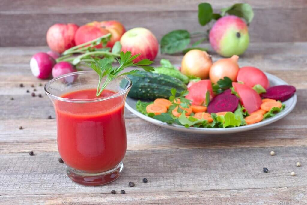 Saft und Gemüse auf Holztisch