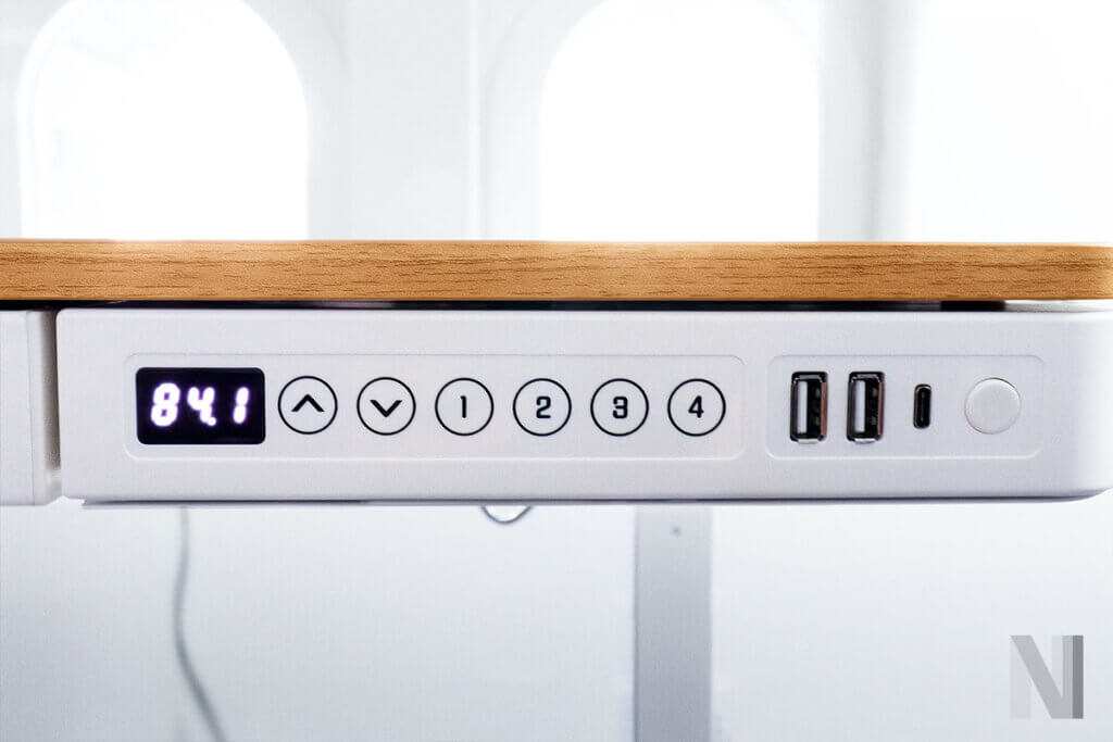 frontalansicht auf bedienelemente mit bildschirm und usb schnittstellen