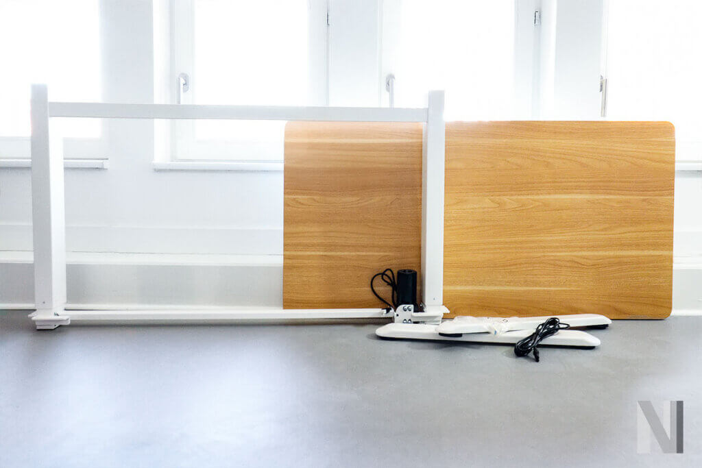koponenten des comhar ausgepackt an der wand lehnend, platte, gestell, beine, fuesse, kabel