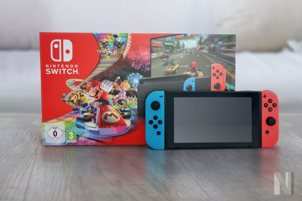 Verpackung der Nintendo Switch mit Konsole davor