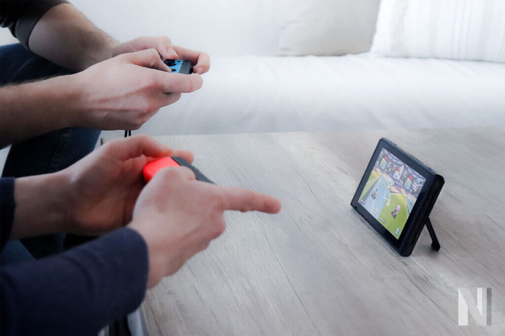 Zwei Personen spielen Mariokart auf der Nintendo Switch