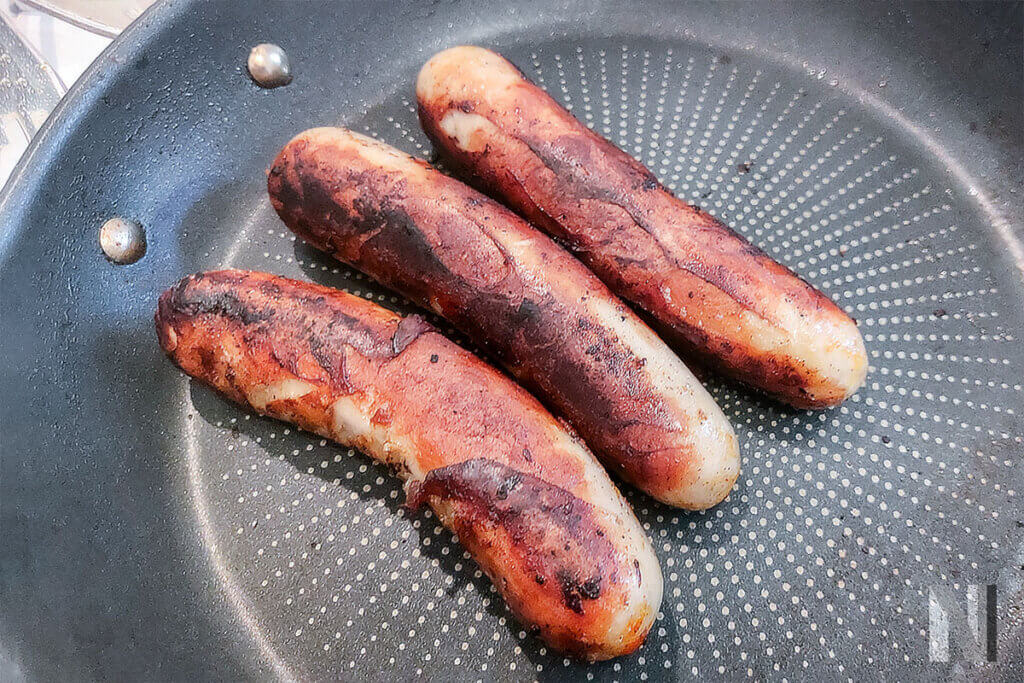 tefal bratpfanne 3 bratwürste in pfanne verzehrfertig