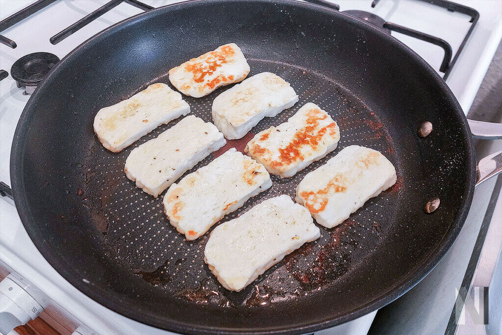 tefal bratpfanne 8 scheiben halloumi in der pfanne