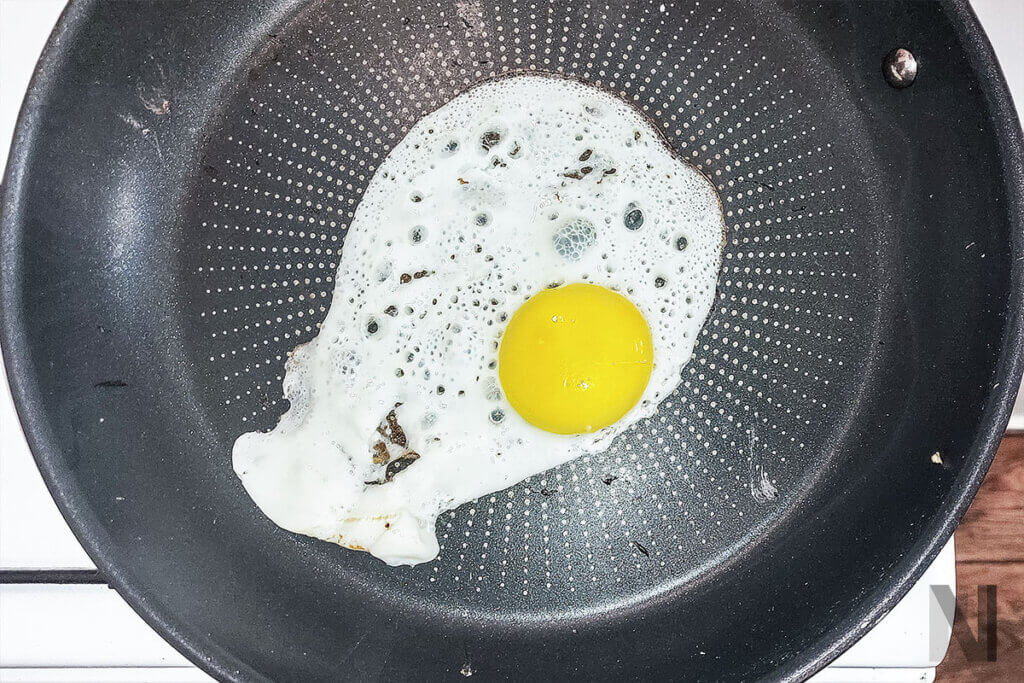 tefal bratpfanne spiegelei in der pfanne aufgeschlagen