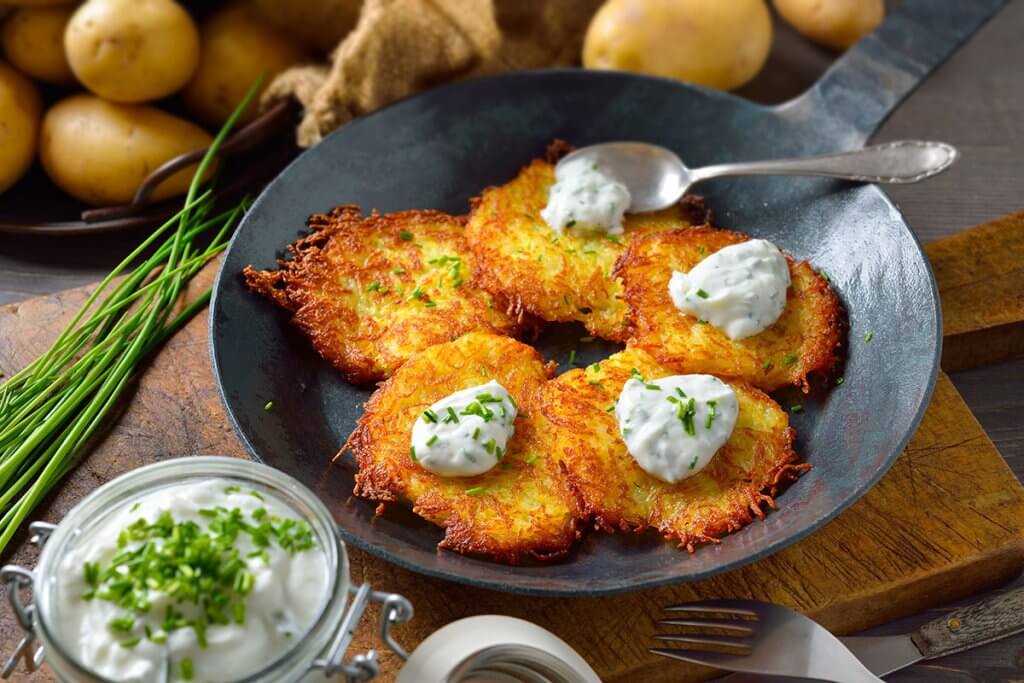 Eisenpfanne mit frischen Kartoffelpuffern