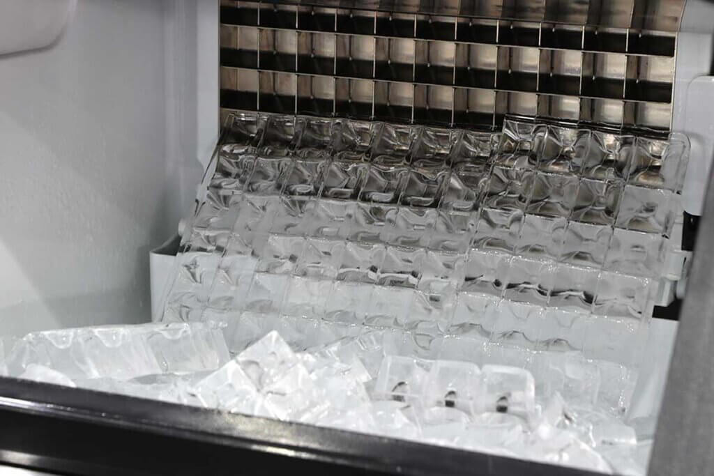 Eiswürfel kommen aus großem Eiswürfelbereiter