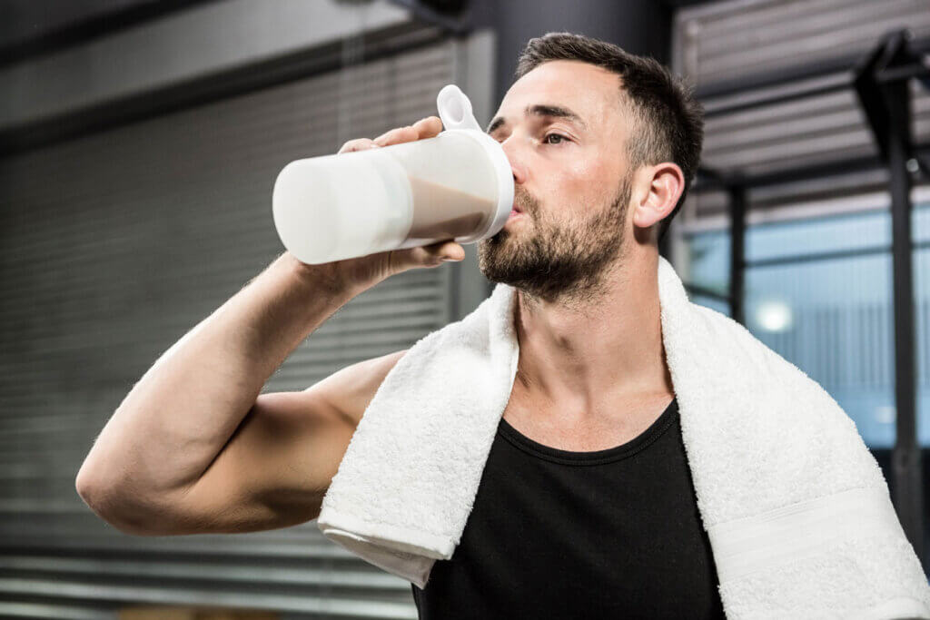 Mann trinkt Protein Shake