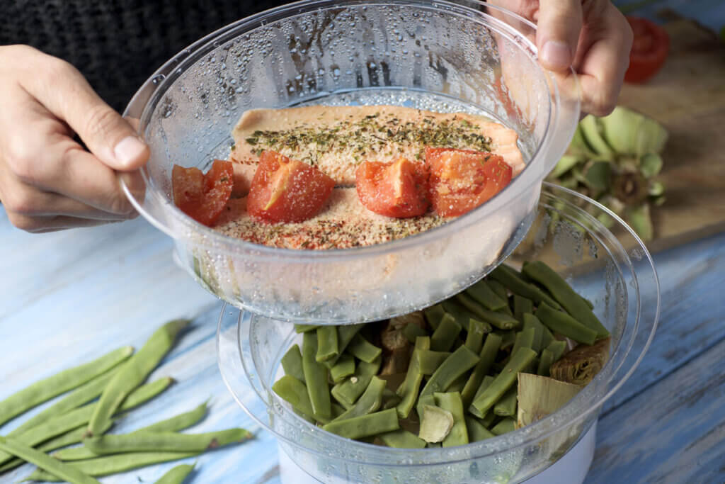 ganze mahlzeit mit dem elektrischen dampfgarer kochen, unten bohnen oben gewuerzter fisch mit tomaten