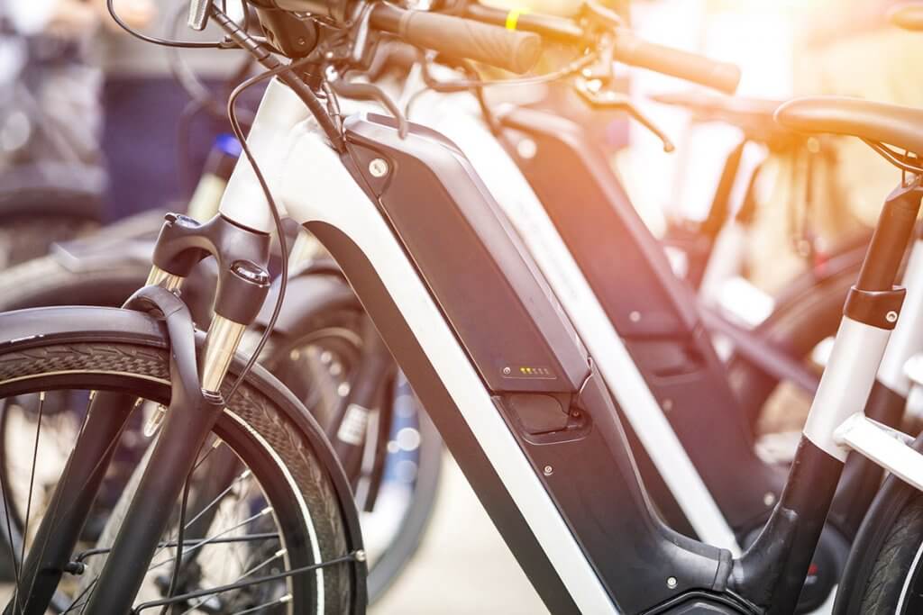 Closeup von E-Bike-Akku am Rahmen