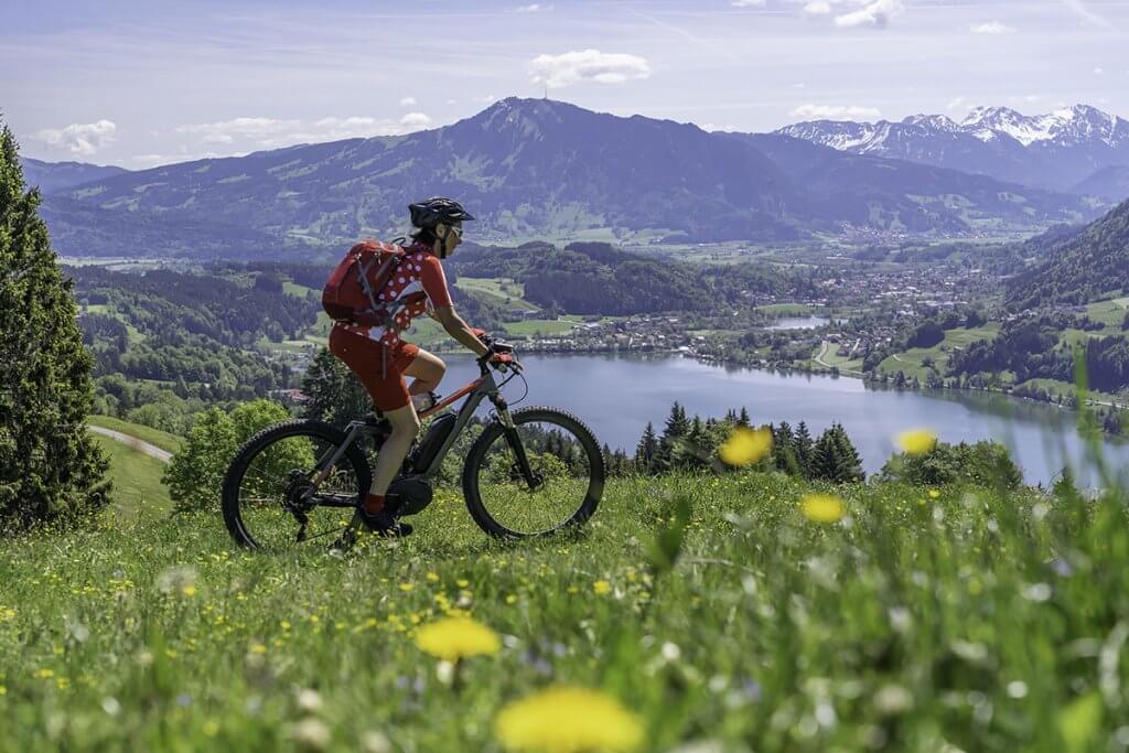 Person mit E-Mountainbike im Allgaeu