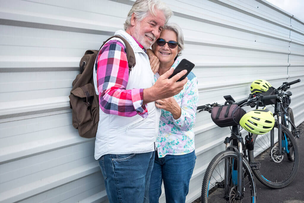 senioren auf radtour mit e-bike, lehnen an der wand