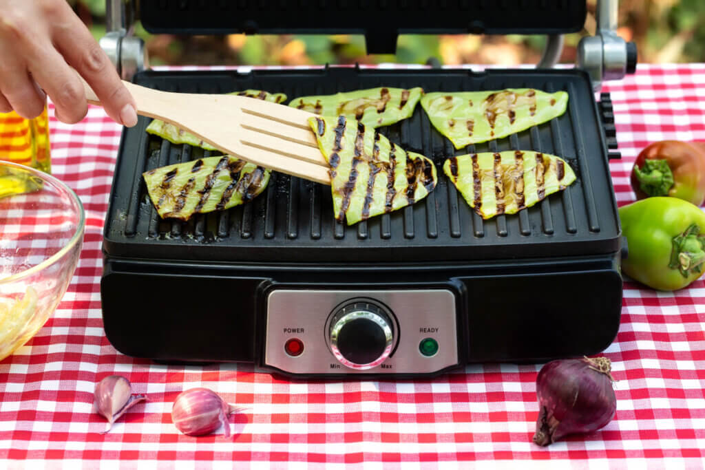 Paprika werden auf Elektrogrill gegrillt