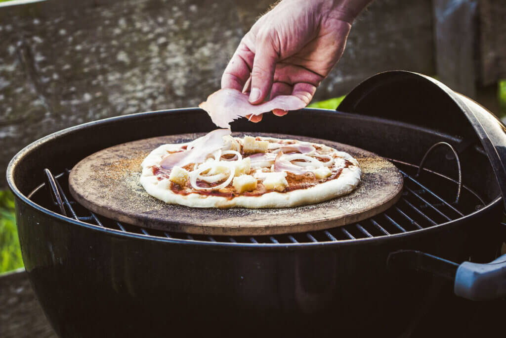 Zubereitung von Pizza