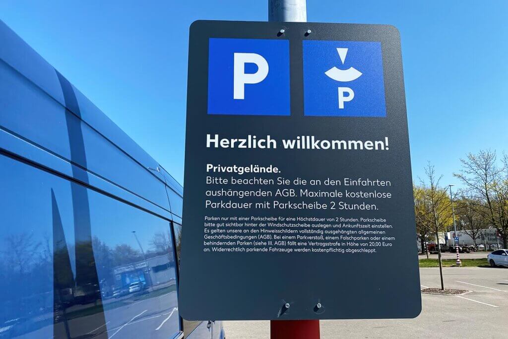 Schild mit Parkregeln auf einem Privatgelände
