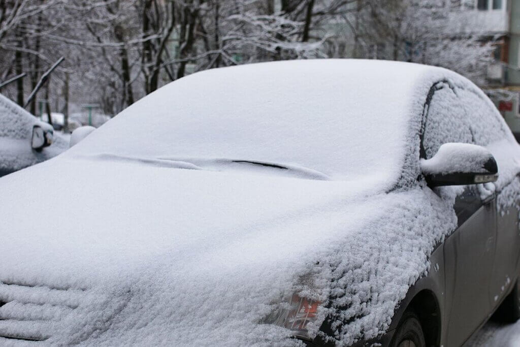 Auto mit eingeschneiter Windschutzscheibe