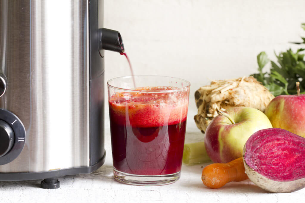Saft kommt aus Entsafter