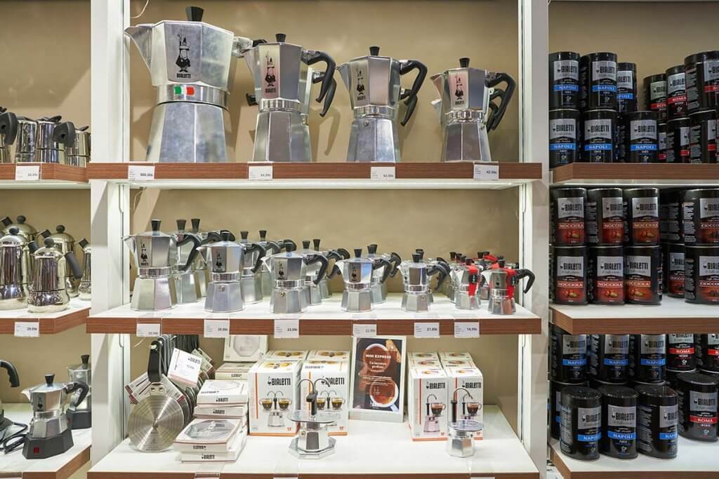 Regal mit verschiedenen Espressokochern von Bialetti