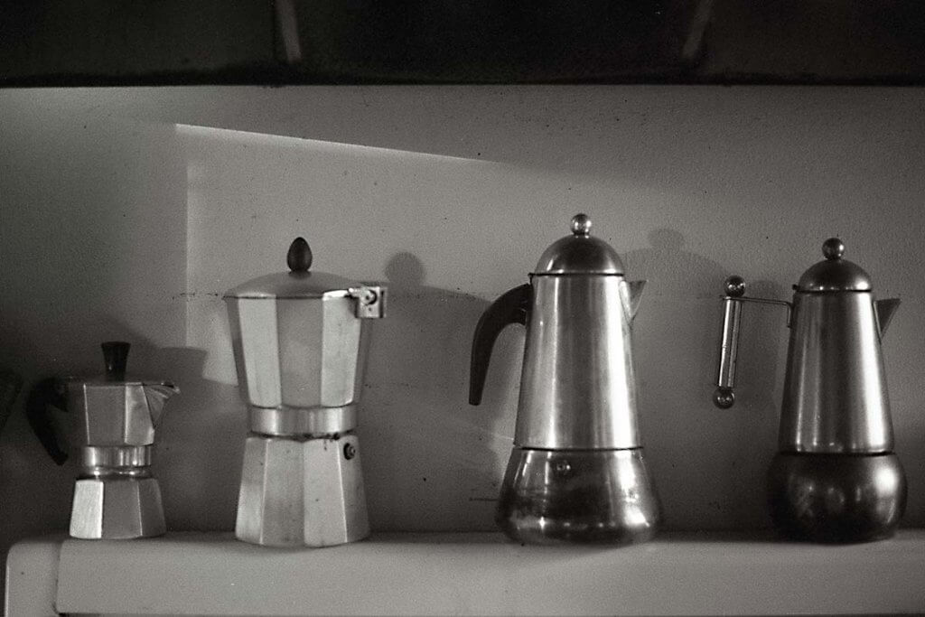 Vier Espressokocher mit unterschiedlichem Design