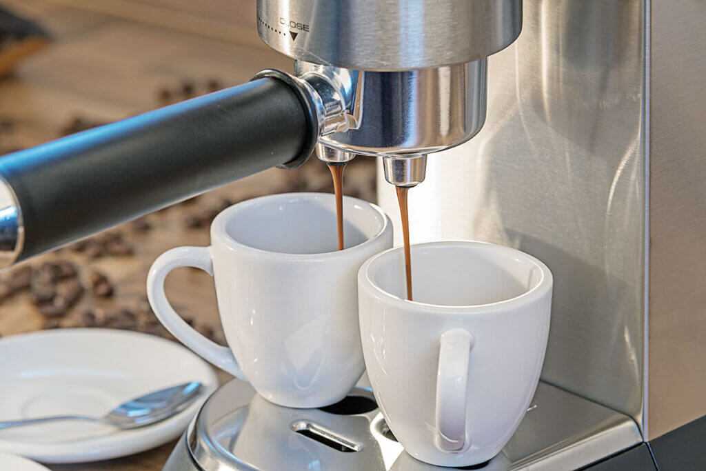 Espressomaschine füllt zwei Tassen
