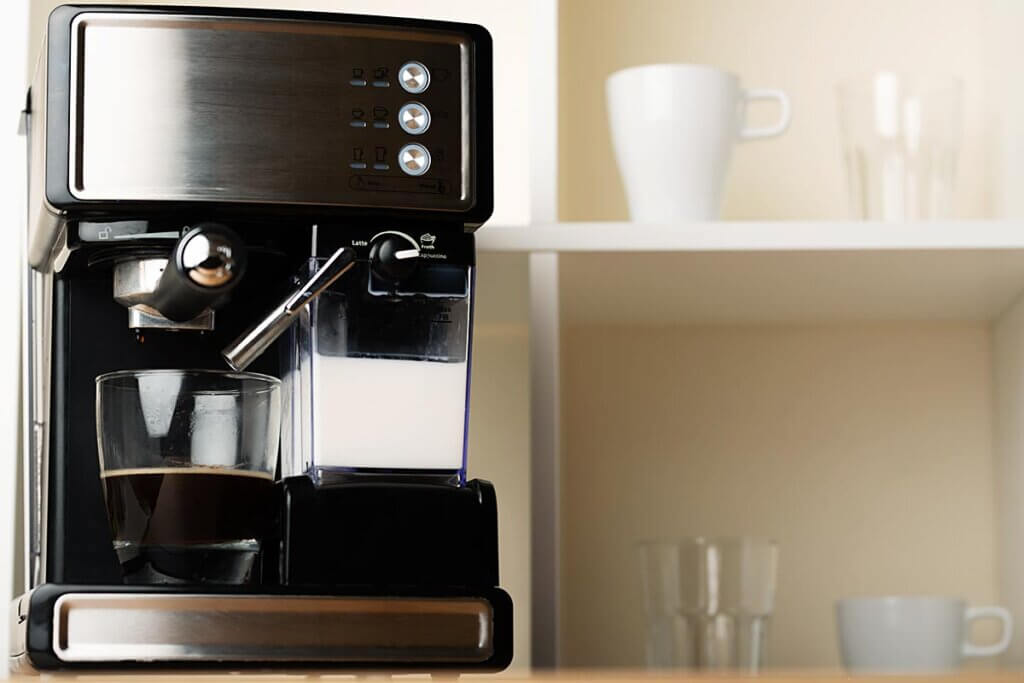 Espressomaschine in heller Küche
