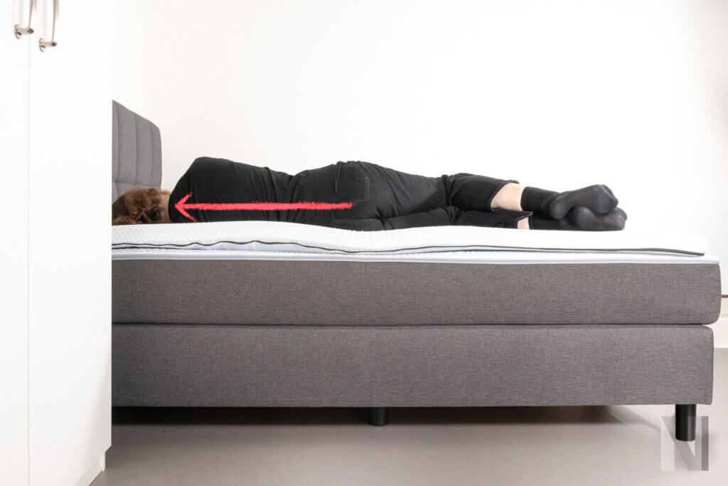 Person liegt auf Bett