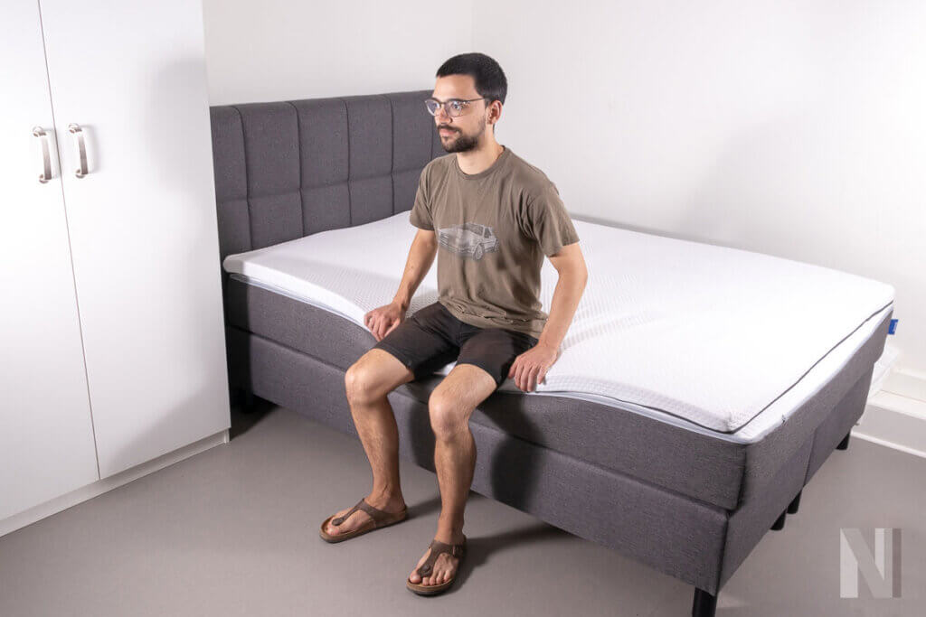 Person sitzt auf Bett
