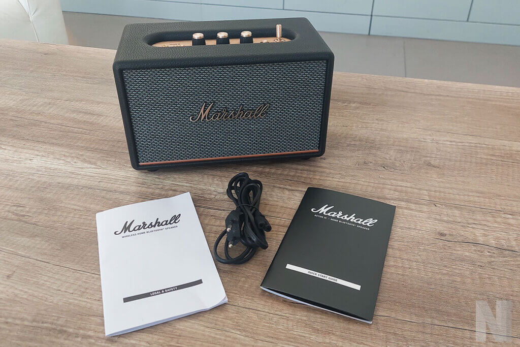 Lieferumfang: Marshall-Bluetooth-Lautsprecher, Kabel sowie zwei Booklets