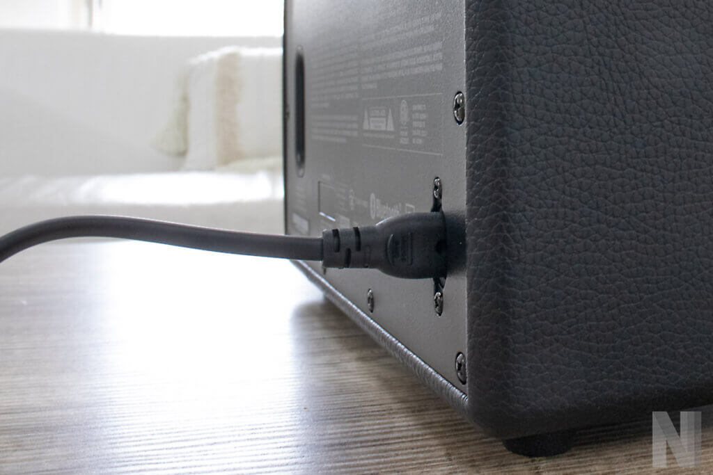 RĂŒckseite der Box mit eingestecktem Euro-Stromstecker
