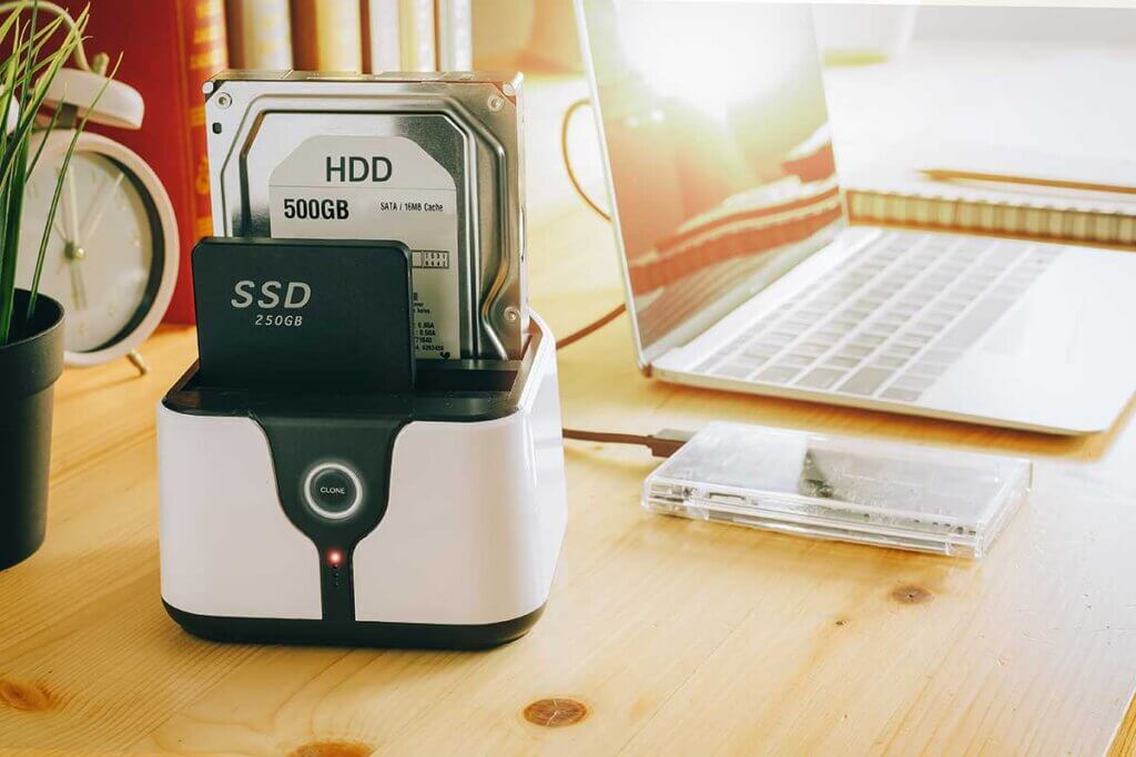 SSD und HDD zusammen auf Schreibtisch