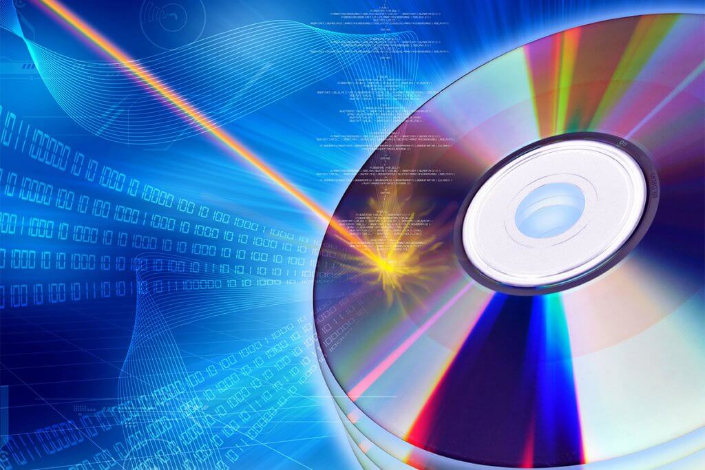 Laserstrahl schreibt Daten auf einen DVD-Rohling